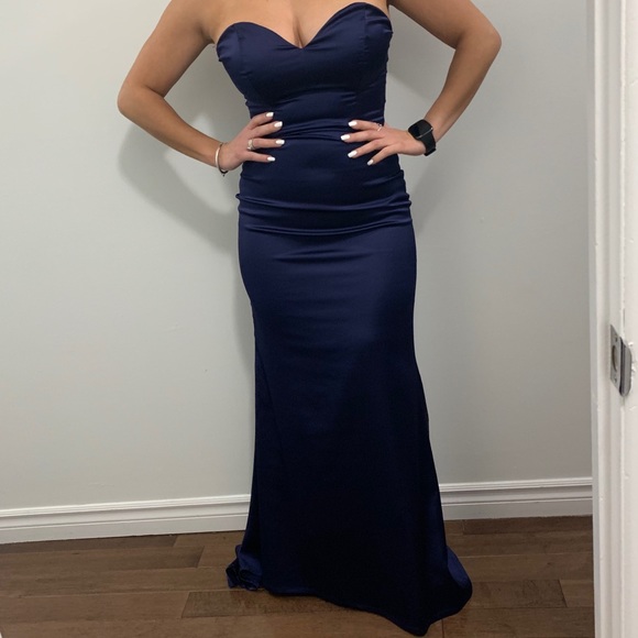 Gown - Picture 4 of 8